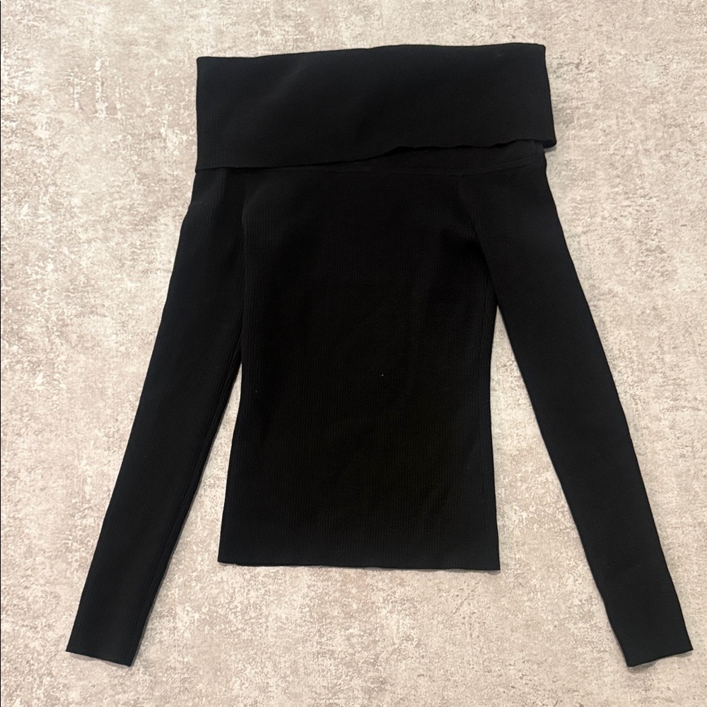 Aritzia Wilfred Off The Shoulder Sweater Black in XS